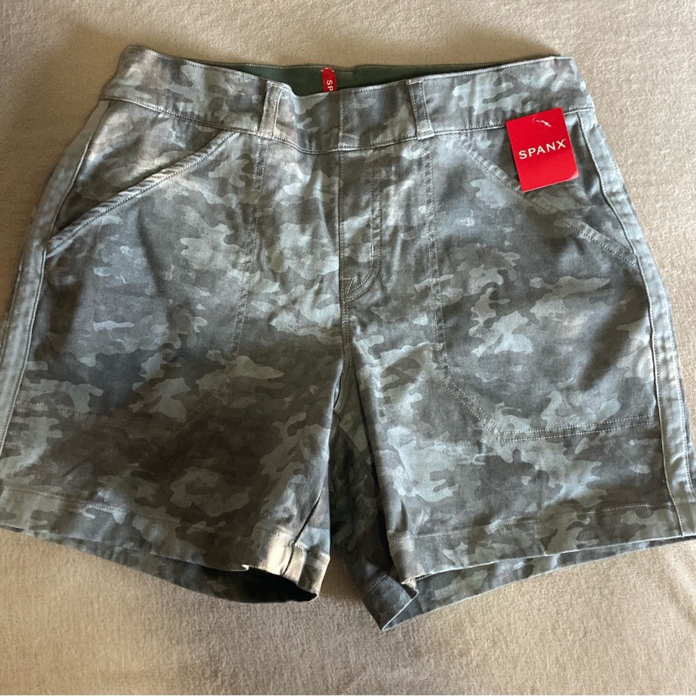NWT SPANX stone wash Camo stretch Twill Short size Medium